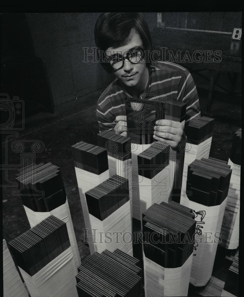 1977 Press Photo Thomas Cinalli at a Picker Corp. plant in Highland Heights - Historic Images