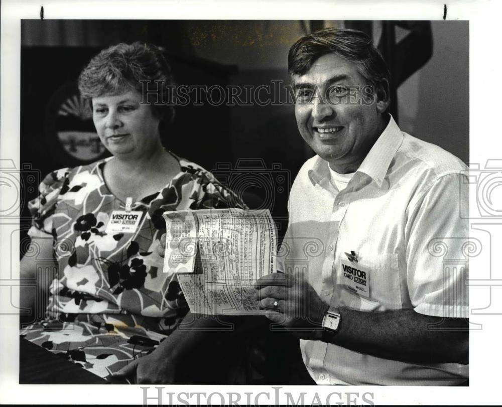 1987 Press Photo Hugh & Barbara Eckenrod with a copy of the winning lottery - Historic Images