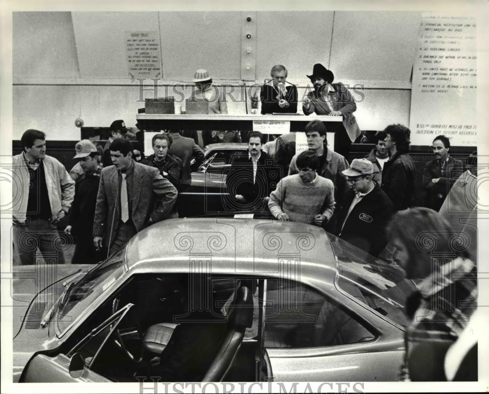 1985 Press Photo Prospective buyers check on a car tobe auctioned by Smith - Historic Images