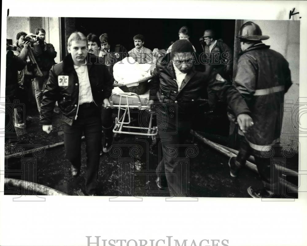 1984 Press Photo Akron Trash Plant explosions, victims of blast is brought out - Historic Images