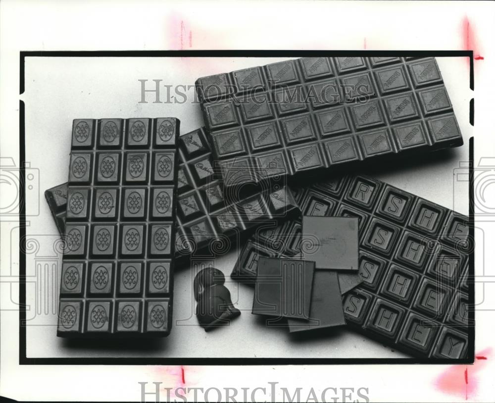 1998 Press Photo Chocolate Bar - Historic Images