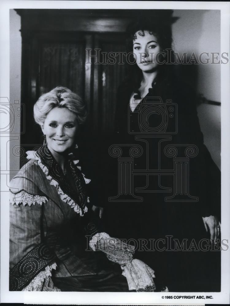 1986 Press Photo Linda Evans &amp; Lesley Anne Down in North &amp; South Book II - Historic Images