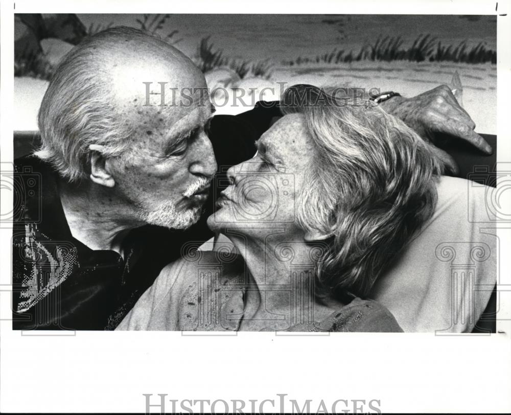 1987 Press Photo Chris Cross&#39; wife with Alzheimer&#39;s returns hi affectionate kiss - Historic Images
