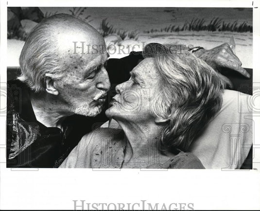 1987 Press Photo Chris Cross' wife with Alzheimer's returns hi affectionate kiss - Historic Images