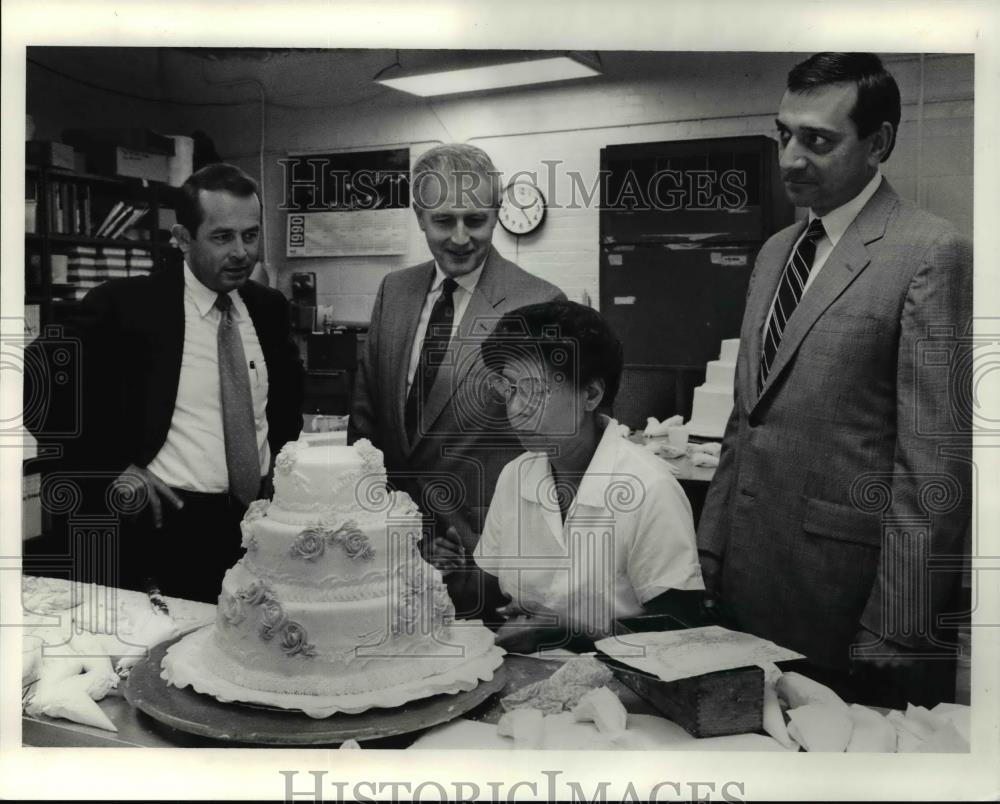 1990 Press Photo Michael Moon, Arthur Pile, Jr, Stephen Nett watch J. Dorsey - Historic Images