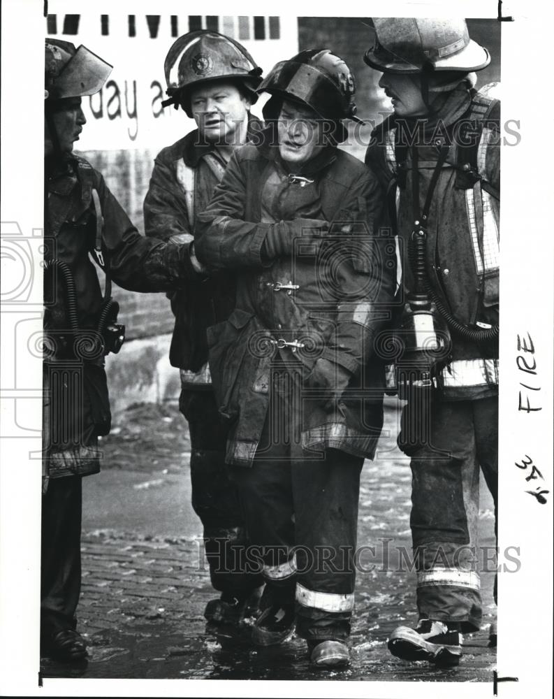 1989 Press Photo Cleveland Firefighters after the explosion in the building - Historic Images