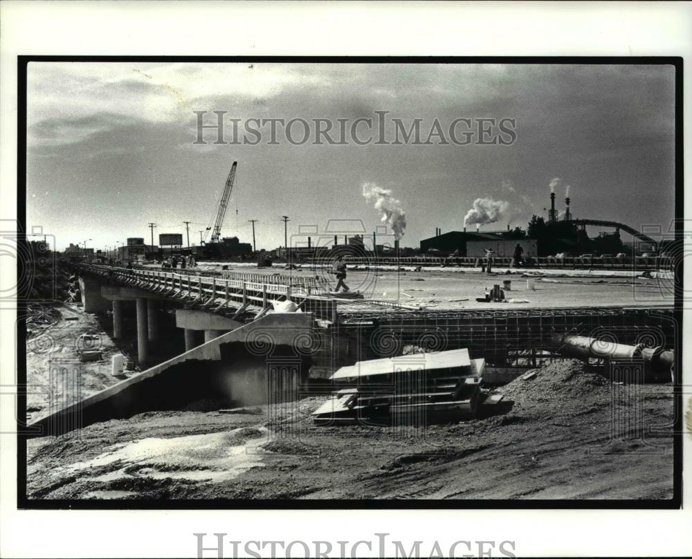 1986 Press Photo Broadway Ave over I-490 approach - Historic Images