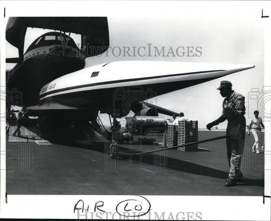 1989 Press Photo Technical Sgt. Henry Tibbs is guiding the National - Historic Images