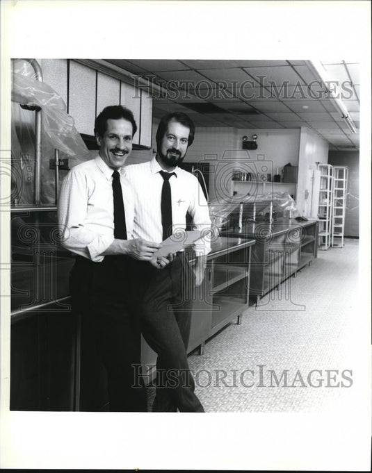 1987 Press Photo Steve Neumann & Eddie Allman in the new kitchen of Glass Parrot - Historic Images