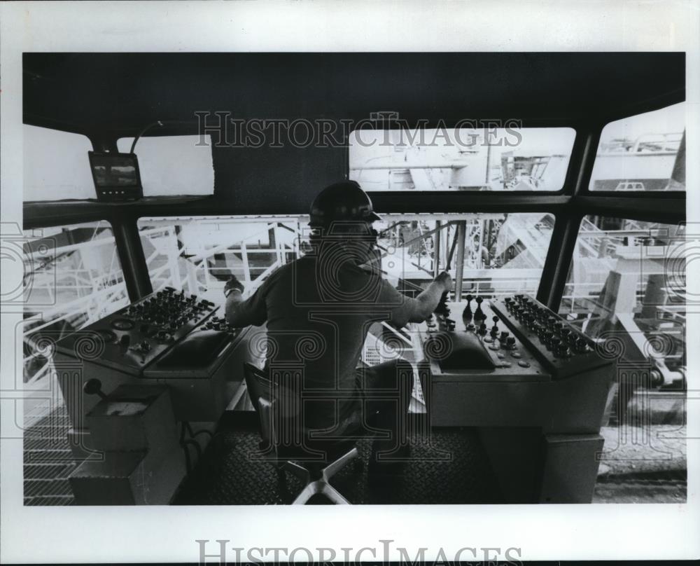 1980 Press Photo Man working on a big Machine doing some logging - Historic Images
