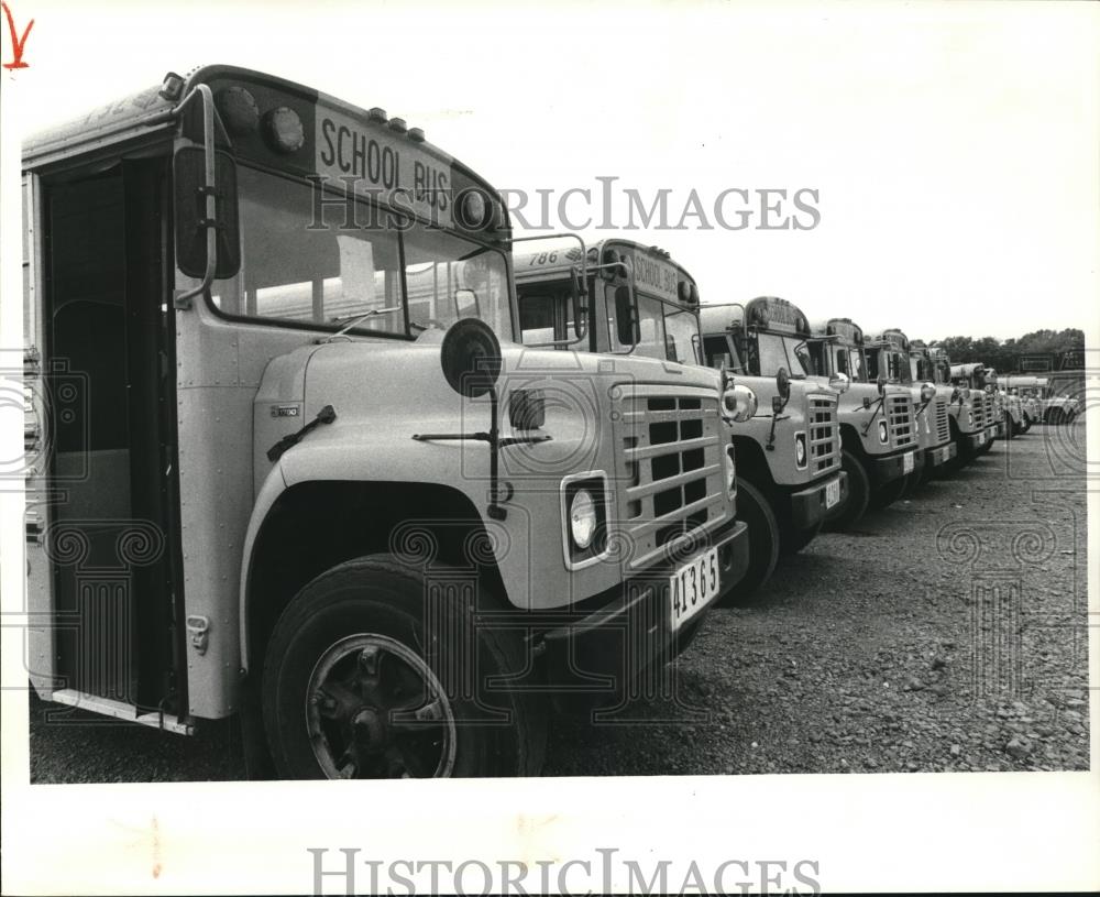 1981 Press Photo School busses sidelined because kids are using RTA - Historic Images