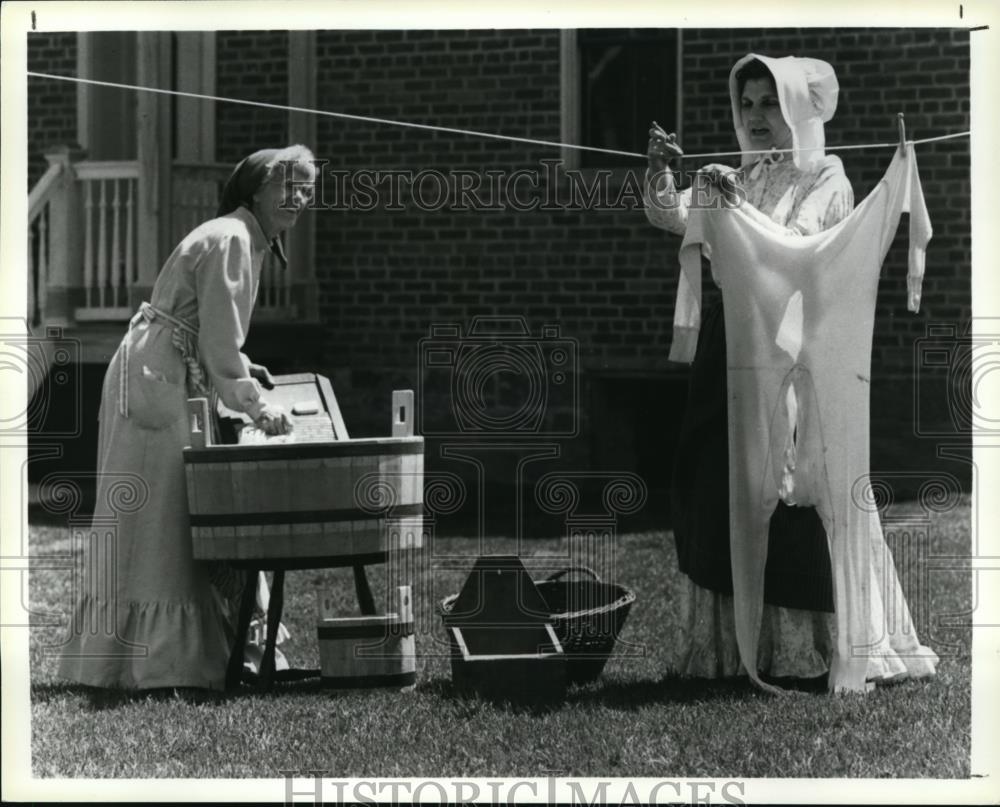1992 Press Photo Hanging out on the farm, Amy Caverne and Shirley Schwarzhoff - Historic Images
