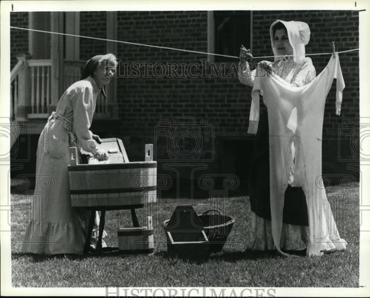 1992 Press Photo Hanging out on the farm, Amy Caverne and Shirley Schwarzhoff - Historic Images