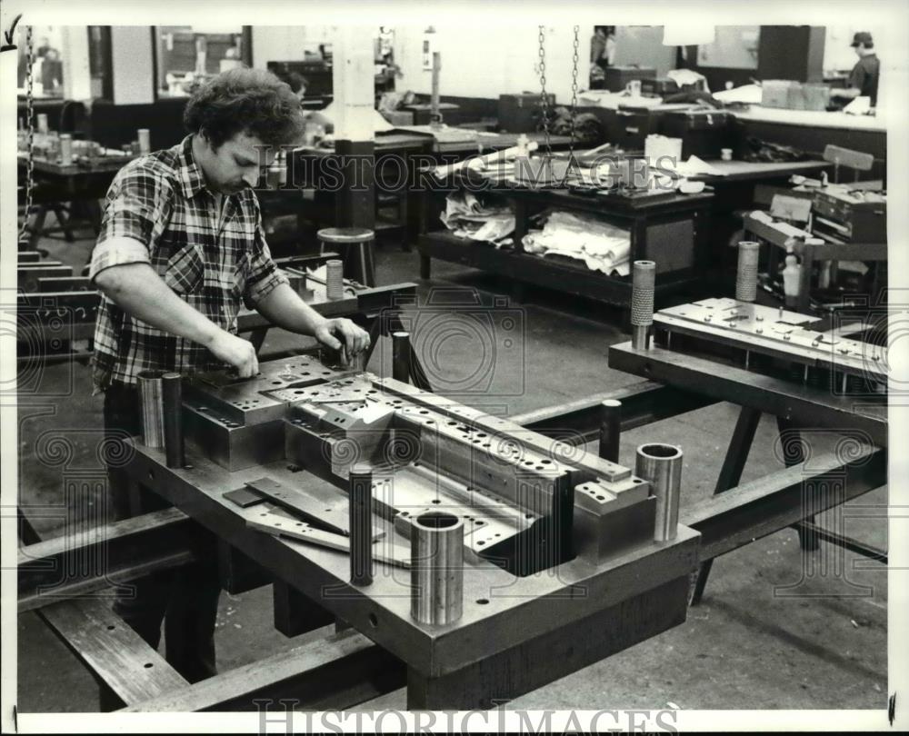 1987 Press Photo Stanko Kragulja of the Capital Tool Company - Historic Images