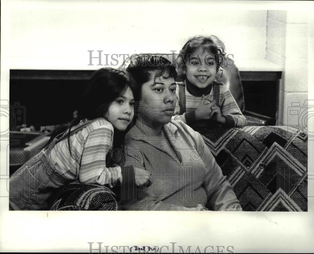 1986 Press Photo Homeless mother Maribel with daughters, Lynette &amp; Jeanette - Historic Images