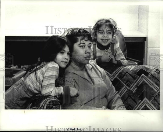 1986 Press Photo Homeless mother Maribel with daughters, Lynette & Jeanette - Historic Images