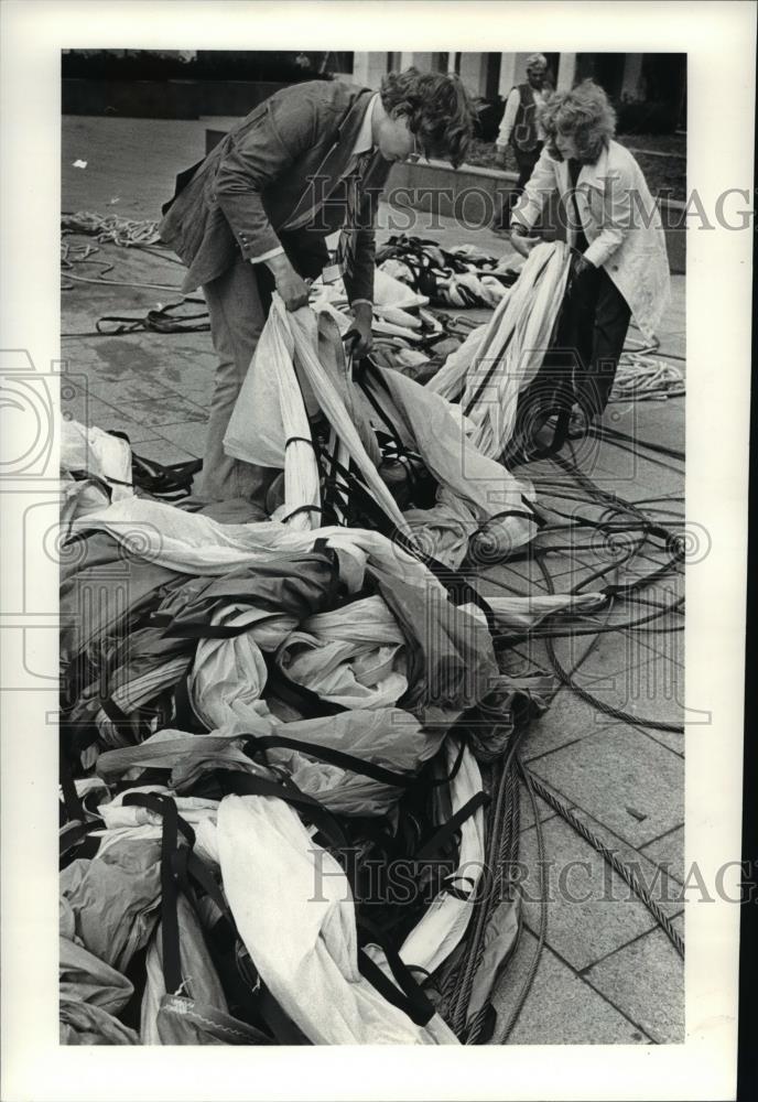 1980 Press Photo William Busta and Janet Spitz of Nova gather up the - Historic Images