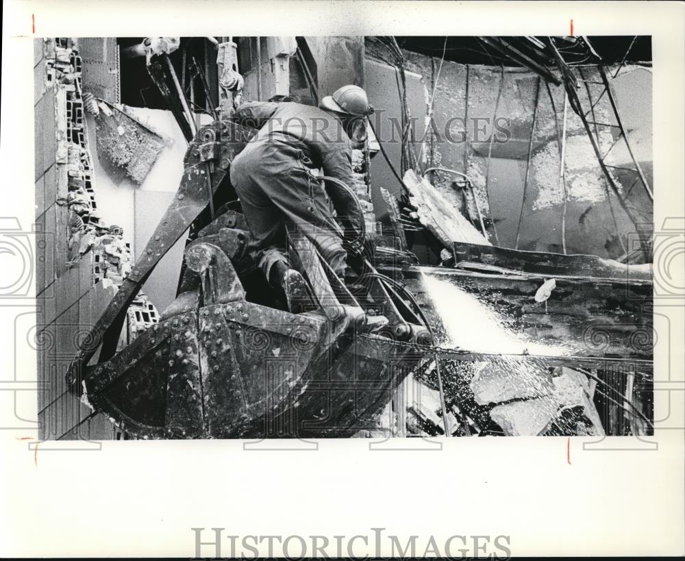 1978 Press Photo A workman suspended by a crane as he cuts steel - Historic Images