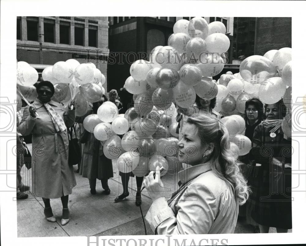 1981 Press Photo Cleveland Women Working - Historic Images