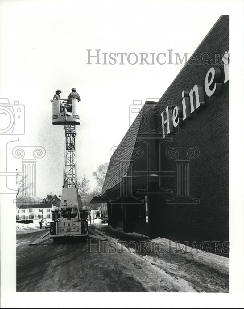 1986 Press Photo Firemen check ot the roof of the heiness store after the quake. - Historic Images