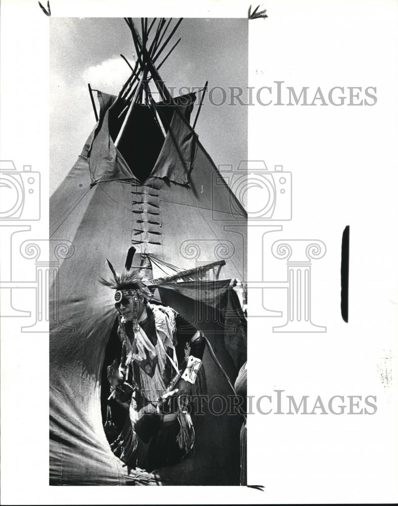 1988 Press Photo American Indian Windy White leaves the Tee Pee after readying - Historic Images