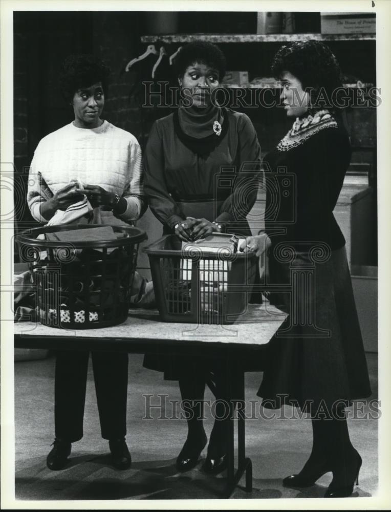 1986 Press Photo Jackee Harry, Marla Gibbs &amp; Alaina Reed in 227 - Historic Images