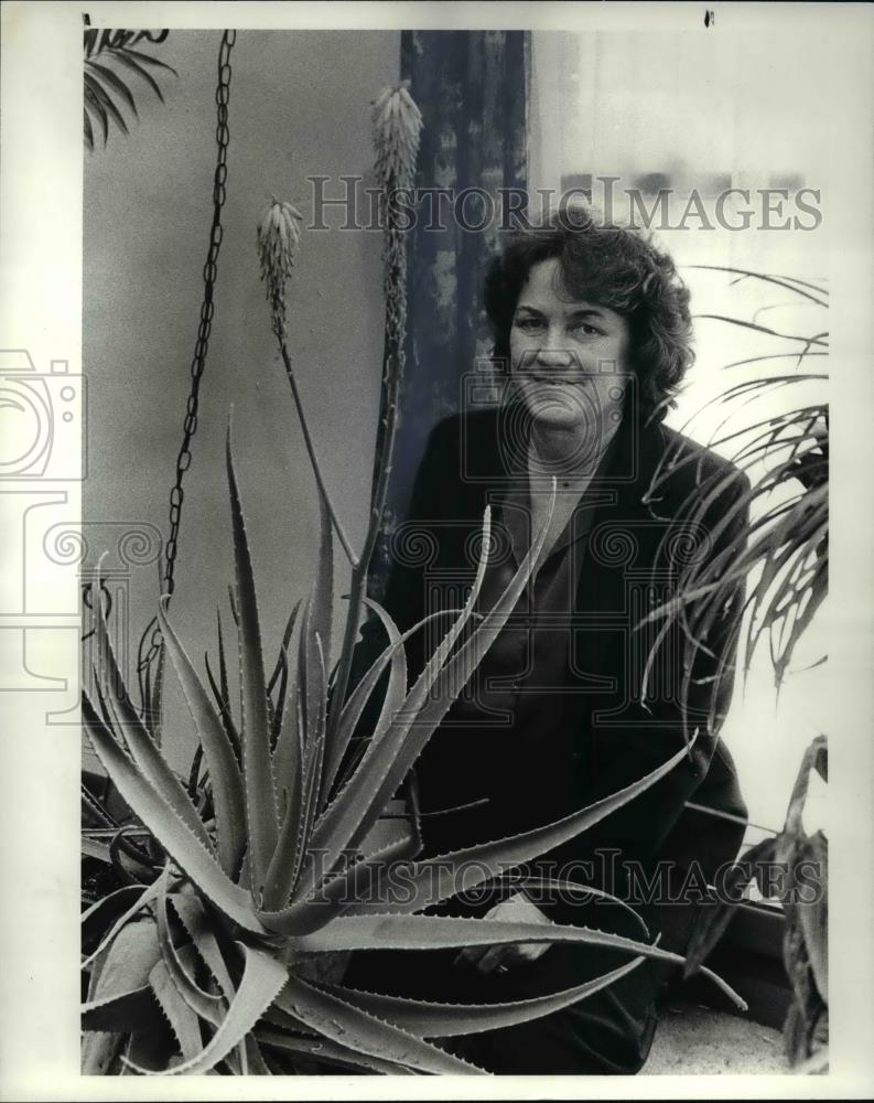 1984 Press Photo Nancy Luken &amp; her Aloe plant - Historic Images