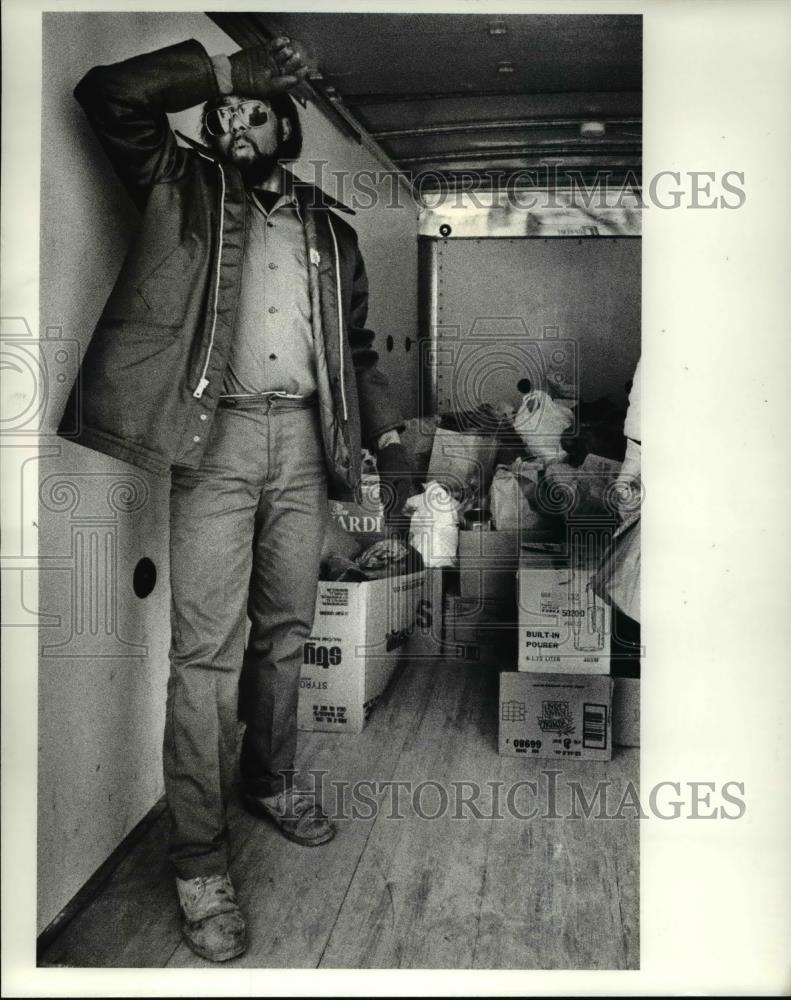 1988 Press Photo City parks maintenance worker Bill Bivens mops his brow midway - Historic Images