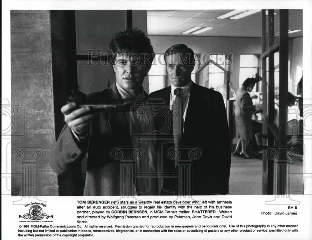 1991 Press Photo Tom Berenger &amp; Corbin Bernsen in Shattered - Historic Images