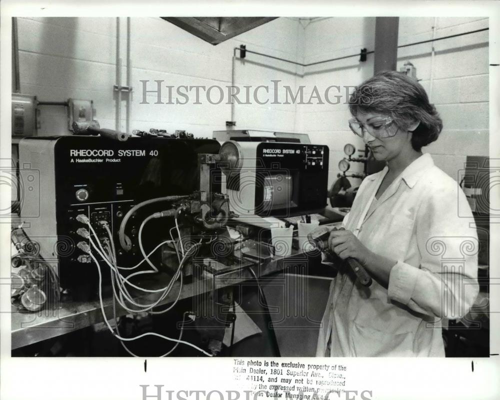 1988 Press Photo Plastic Technician Mary Civla at Ferro Corp Research Center - Historic Images