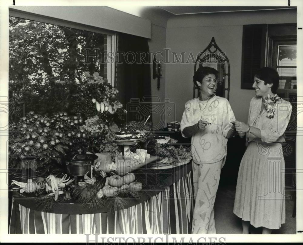 1987 Press Photo Hostess Alice Band &amp; daughter Claudia sample some of food - Historic Images