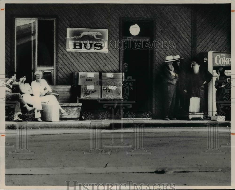 1980 Press Photo Greyhound Bus Stop - Historic Images