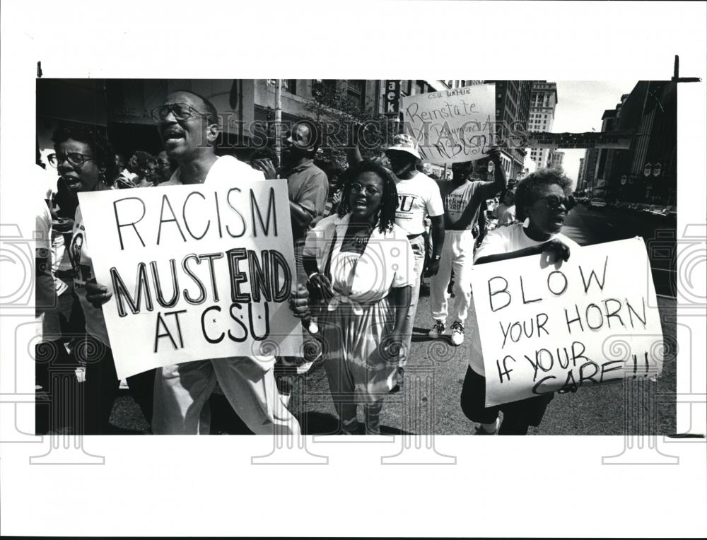 1990 Press Photo Lottie Person w/ supporters of Raymond Winbush rally - Historic Images