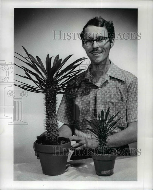 1976 Press Photo Rollin Smith with the Madagascar plant - Historic Images