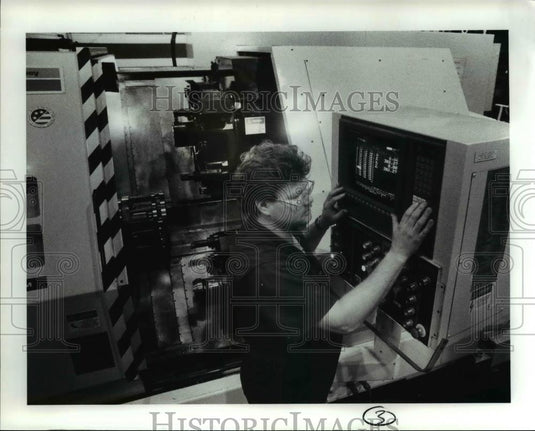 1990 Press Photo Matt Phillips of KT-Swaney checks Tita coputor Turning machine. - Historic Images