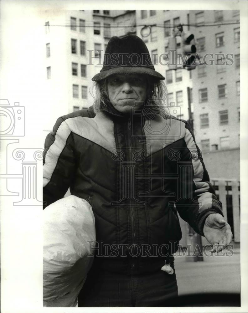 1982 Press Photo Homeless Public Square encounter at Red Lite Alex Firsco - Historic Images