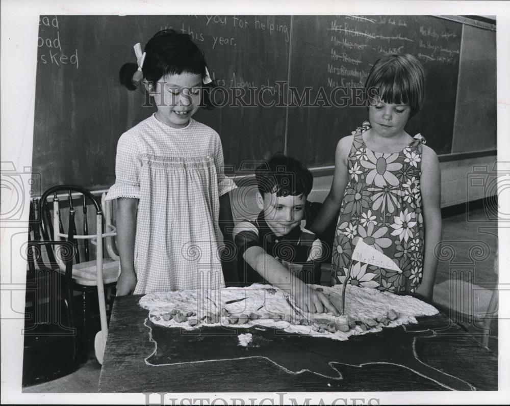 1967 Press Photo Hopkins E. School Mentor with Patricia Andow - Historic Images