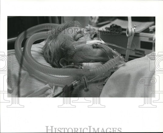 1984 Press Photo Man given life by Medical Respirartor - Historic Images