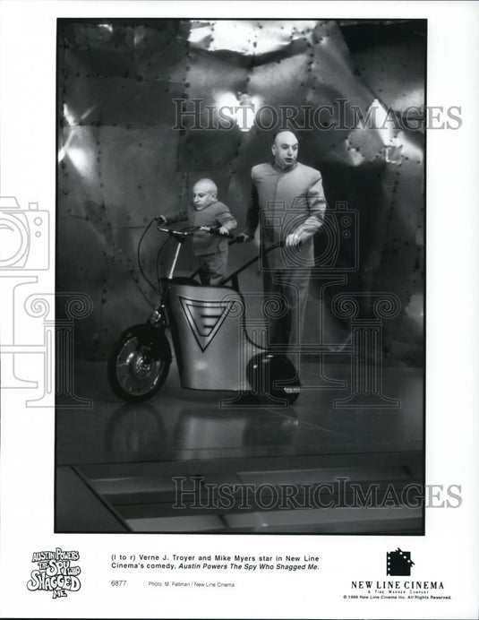1999 Press Photo Verne J. Troyer and Mike Myers in "Austin Powers" - Historic Images
