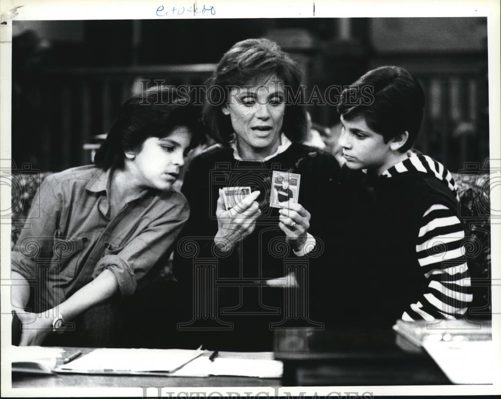 1986 Press Photo Valerie Harper Danny Ponce and Jeremy Licht in Valerie TV show - Historic Images