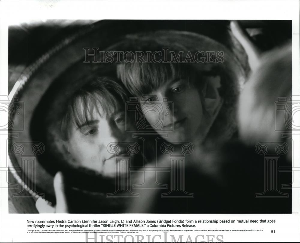 1992 Press Photo Jennifer Jason Leigh and Bridget Fonda in Single White Female - Historic Images