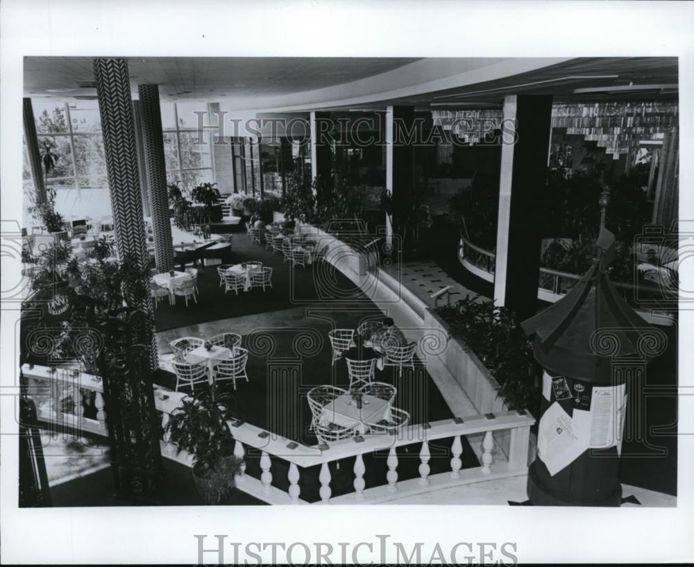Press Photo The Fontainebleau Hilton&#39;s new Garden Lobby Bar - Historic Images