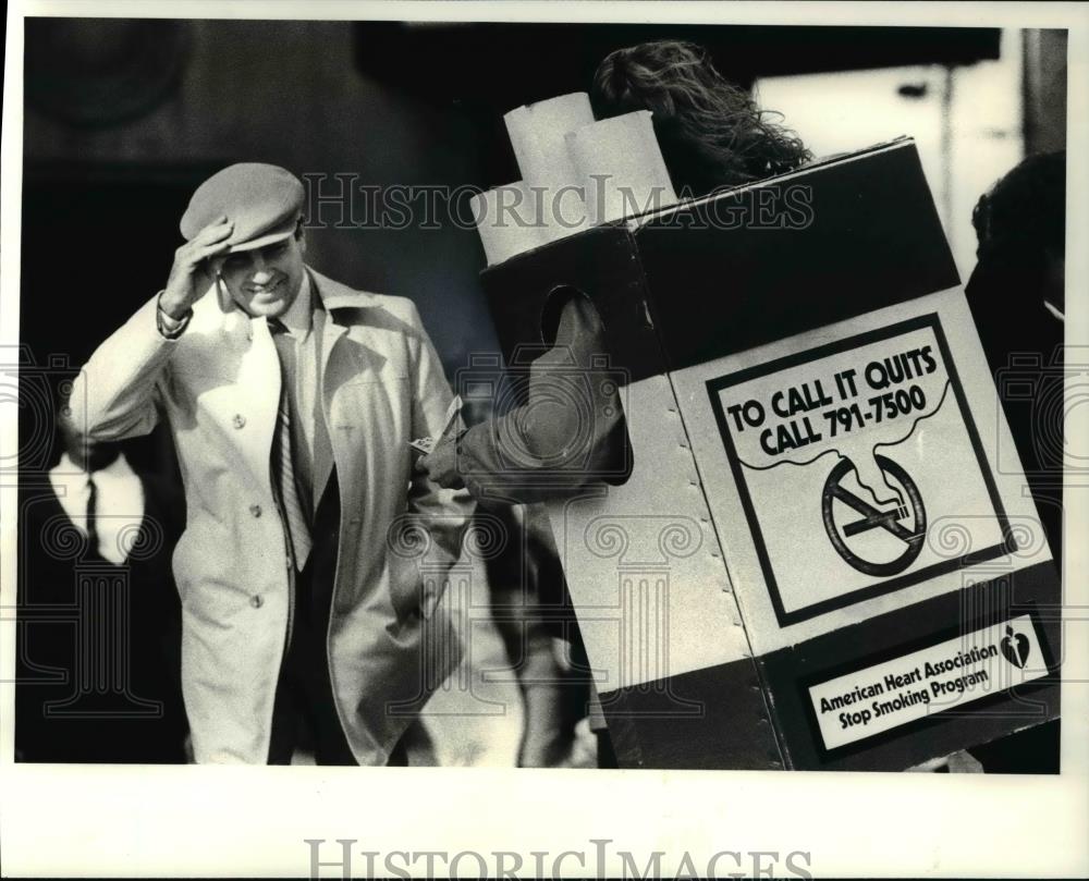 1982 Press Photo Marla McRoberts offers anti-smoking flier to a passerby - Historic Images