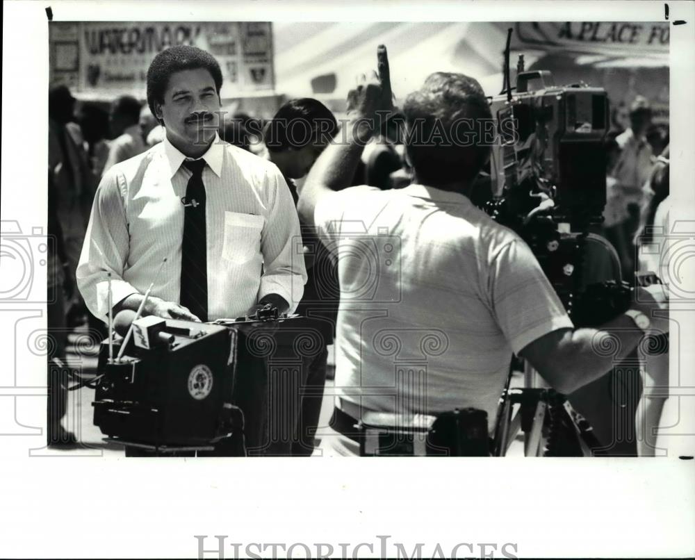 1987 Press Photo Rick Young gets his cue for a live remote - Historic Images
