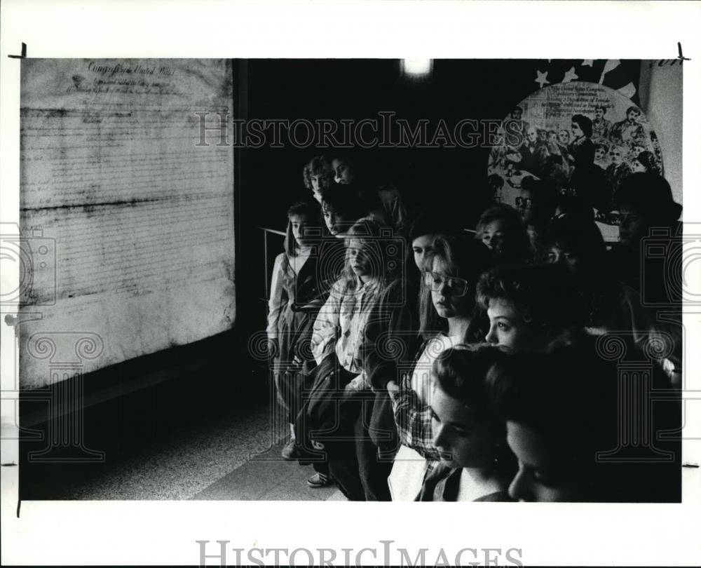 1991 Press Photo The kids watch the enlarge Bill of Rights image at Cleveland - Historic Images