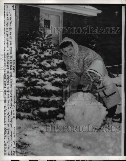 1958 Press Photo Pittsburgh Pa Mrs John McMahon builds snowman after storm - Historic Images