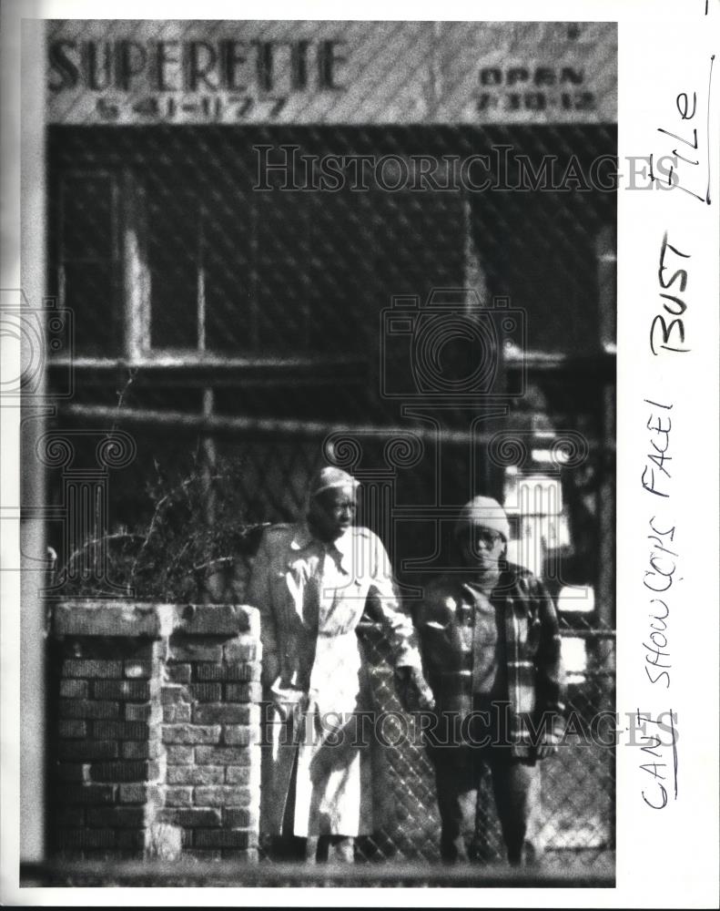 1989 Press Photo School crossing guard, Gail Ellis exhange crack for cash - Historic Images