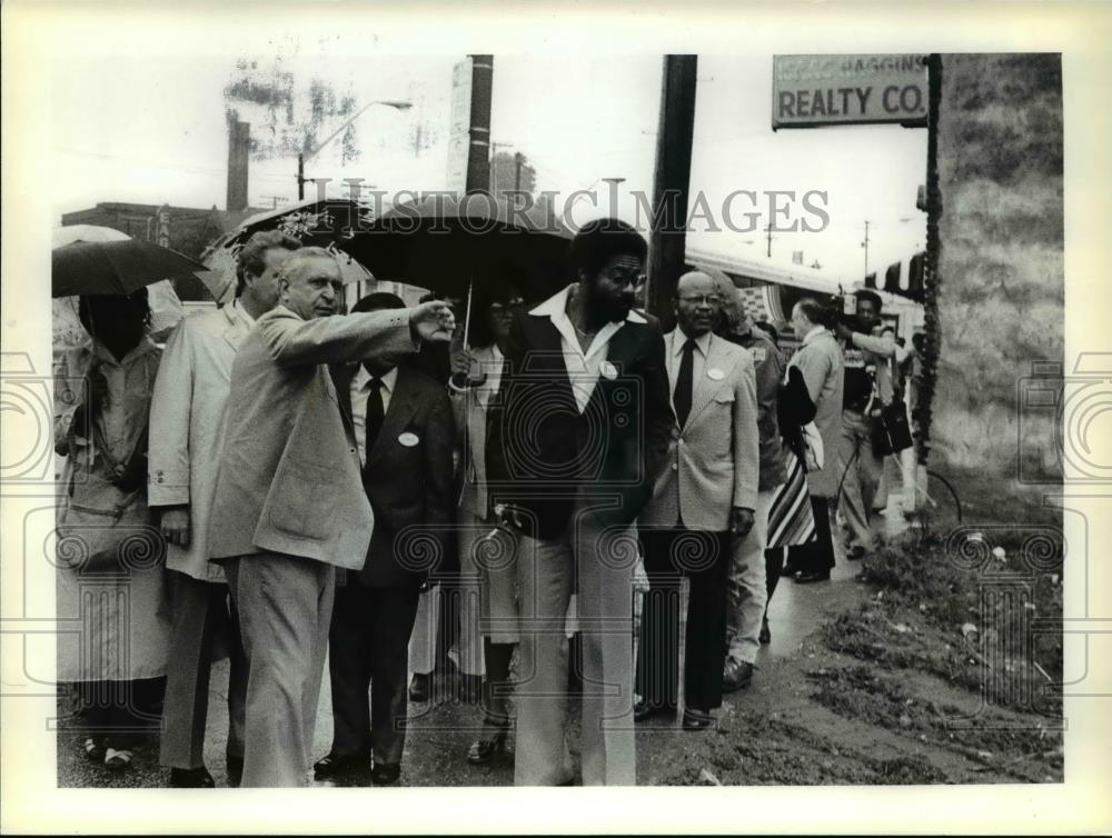 1979 Press Photo Bailiff Sone Trovato pointing with jurors at St Claire - Historic Images