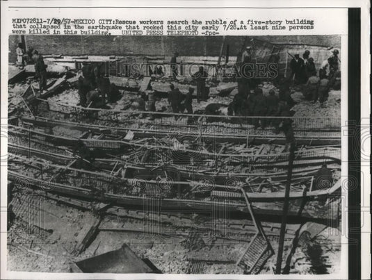 1957 Press Photo Mexico City rescue workers at earthquake rubble - Historic Images