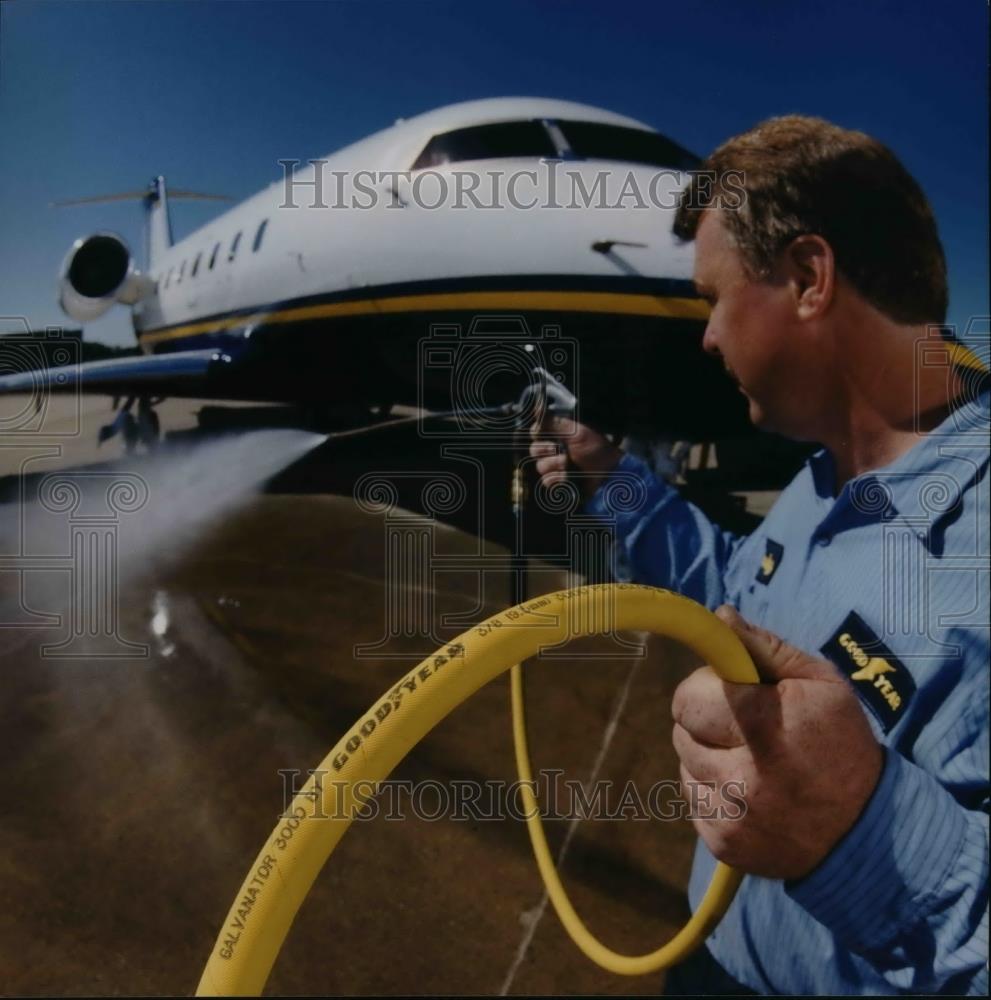 1997 Press Photo Godyear Tire and Rubber Galvanator 3000 Pressure-wash Hose - Historic Images